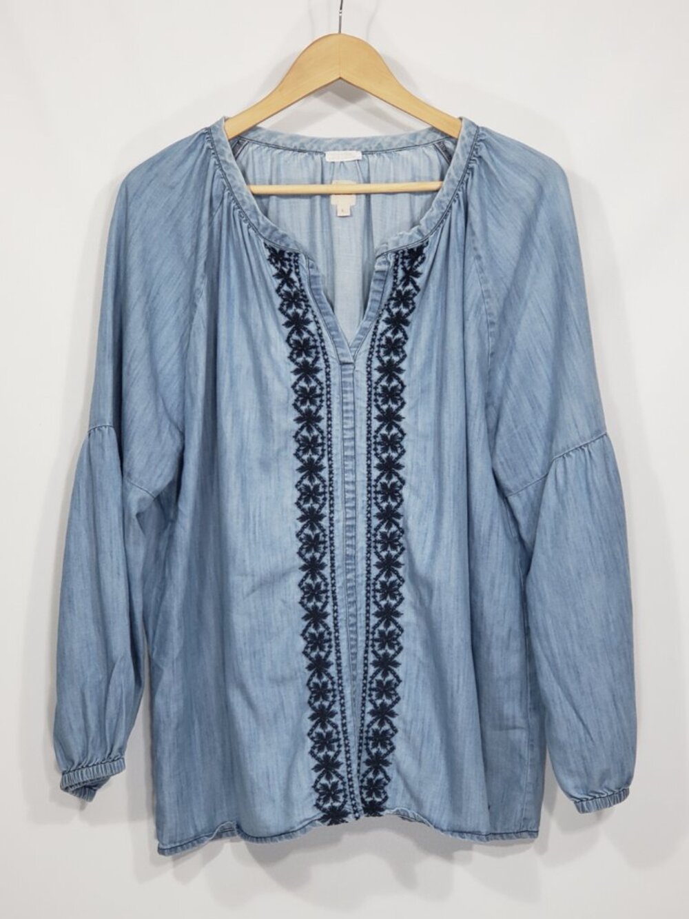 JAG  Blue Long Sleeve Embroidered v-neck Blouse  Women's Large